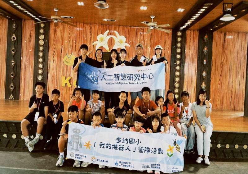 高大人人工智慧研究中心資訊志工團攜手數位設研中心 前進茂林區多納國小服務學習