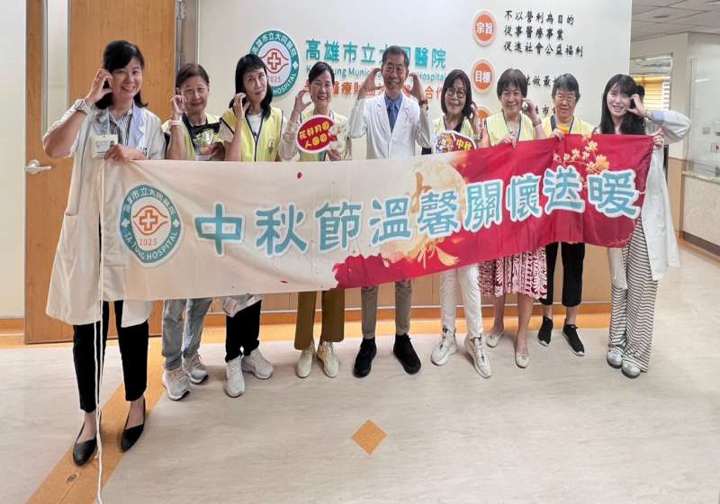 高市大同醫院領軍志工慰訪病房 贈病友家屬象徵平安蘋果預祝秋節愉快