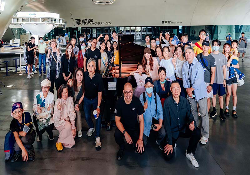 3月29日世界鋼琴日 衛武營新舊公共鋼琴交接感謝光電業與基金會慷慨解囊