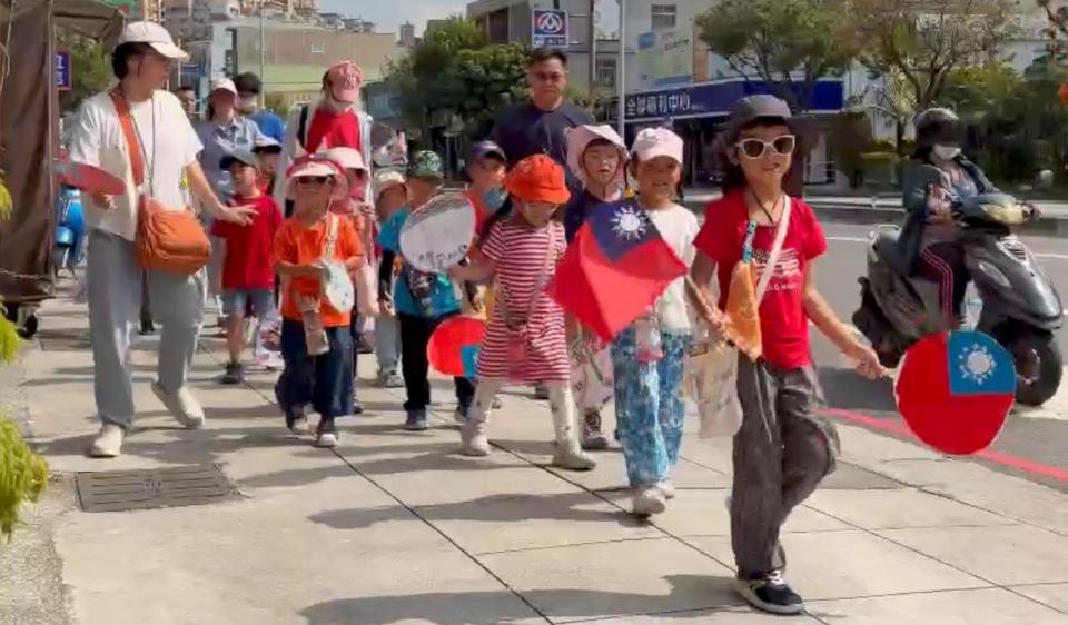 高市左新非營利幼兒園親師生化身國旗超人 校園社區遊行提前歡慶雙十節