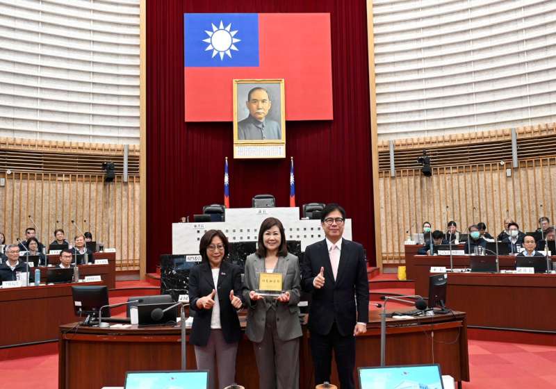 高市議員陸淑美公職40年最終場質詢 議長康裕成贈特製紀念牌表彰專業問政貢獻