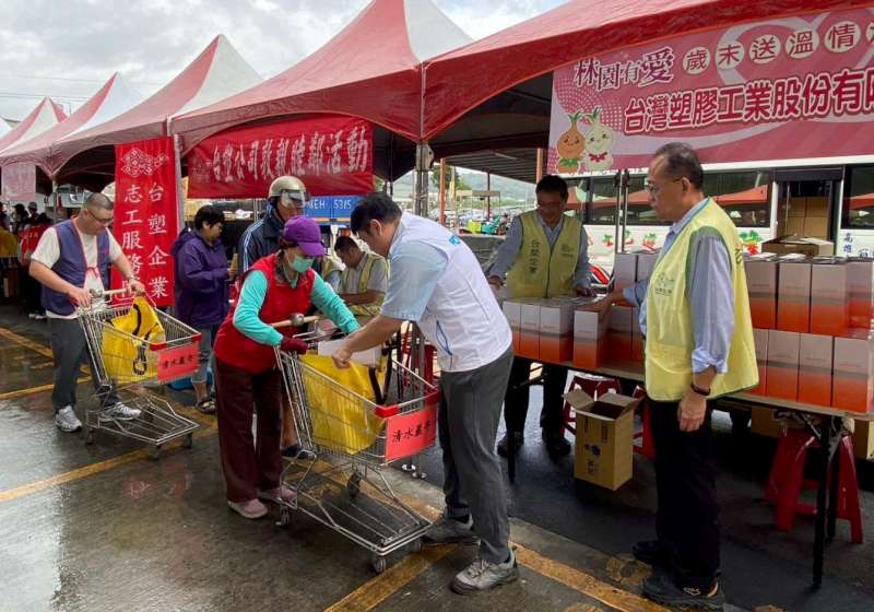 高市林園區公所賑濟弱勢戶獨老物資慰問紅包 台塑企業贊助生醫禮盒響應