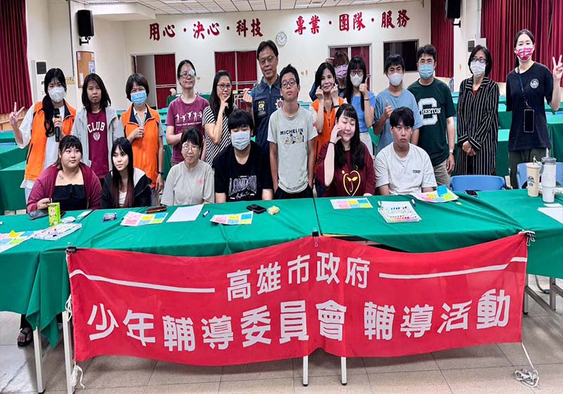 高市警局少年隊攜手少輔會邀親子卡牌互動 學習理財正確消費