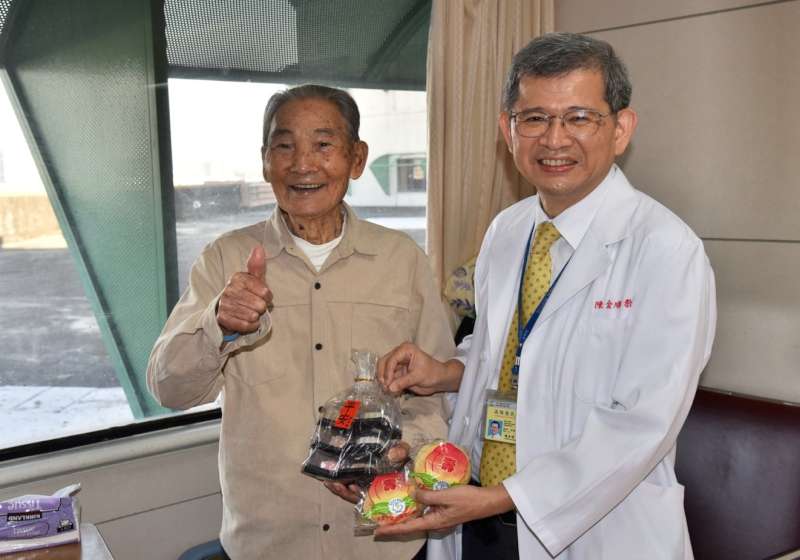 高榮慰訪住院病友贈禮賀榮民節 加滿百歲人瑞壽桃平安糕盛讚健康老化典範