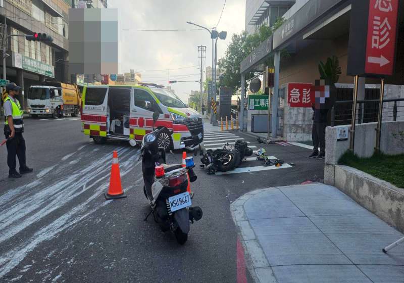 高市鳳山區救護車駕駛疑左轉未禮讓撞機車騎士 全身多處擦挫傷幸送醫無礙