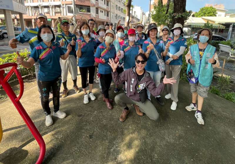 高市三民區豐裕里辦公處配合西區清潔隊清淤側溝 環保志工加強雨後巡、倒、清、刷