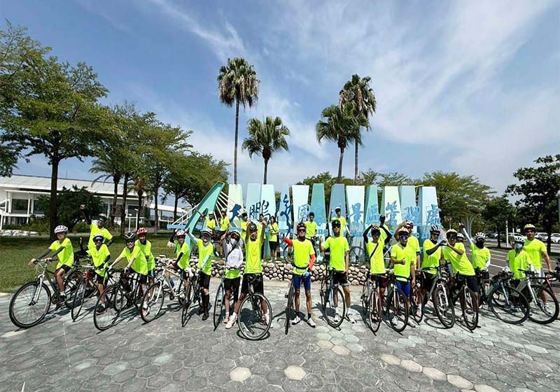 高市楠梓區翠屏國民中小10師領軍23應屆畢業生 挑戰單車百K騎行抵墾丁獲頒證書