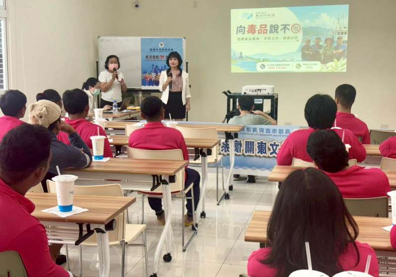 高市海洋局攜手毒防局前進前鎮漁港 夜市互動遊戲搭配懷舊茶點宣教漁業法規、反毒