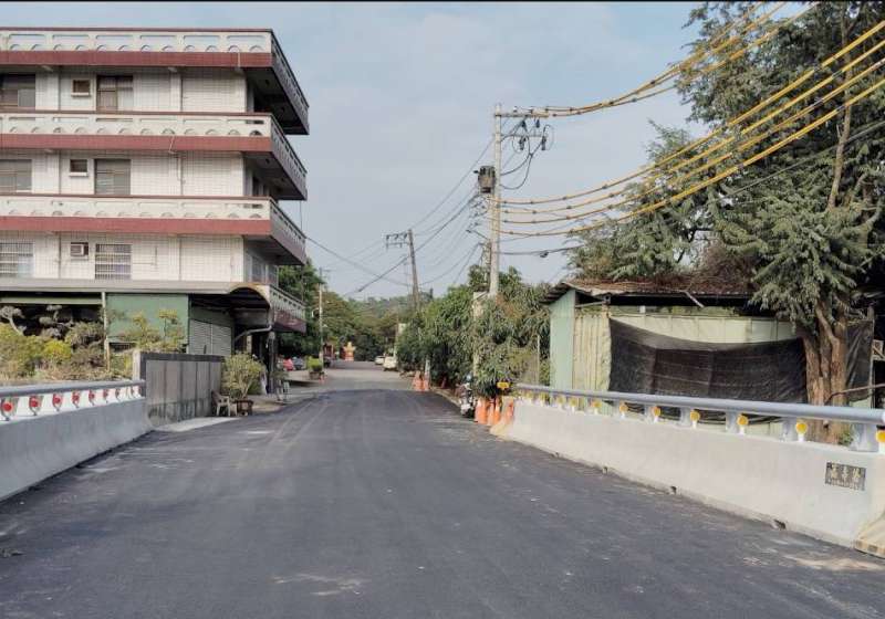 高市府水利局督促廠商加速完成道路鋪面改善 確保春節人車通行安全