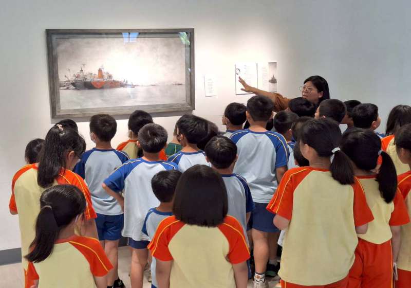 臺灣高雄港務攜手藝術家莊瑞賢彩繪教學 鼓山區鼓山國小生訪高雄港港史館觀展