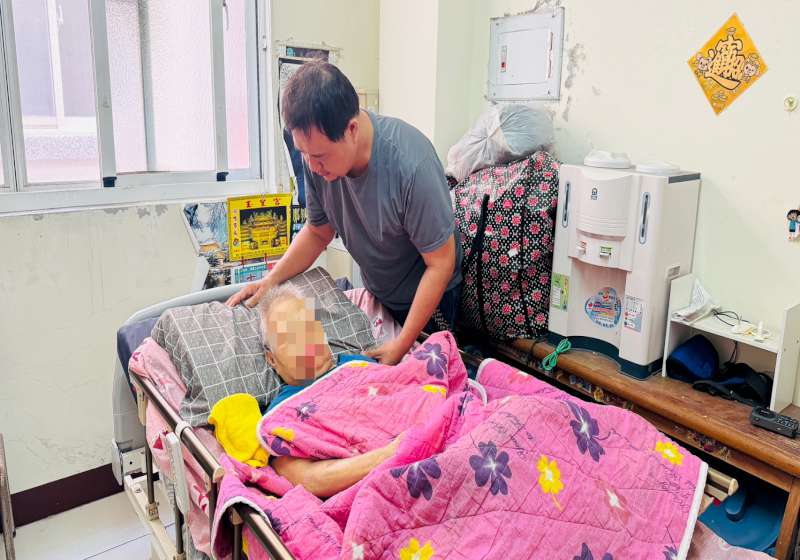 創世基金會到宅傳授失智症病友照護技巧 宣導樂活鼓勵及早存健康資本