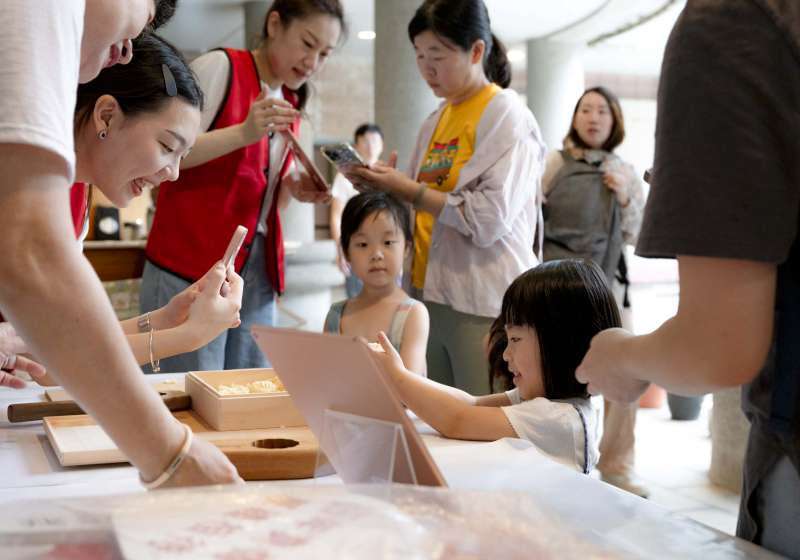 高市兒美館攜手百年餅店邀胖叔叔導讀2則月亮故事 限量400份小漢餅免費送