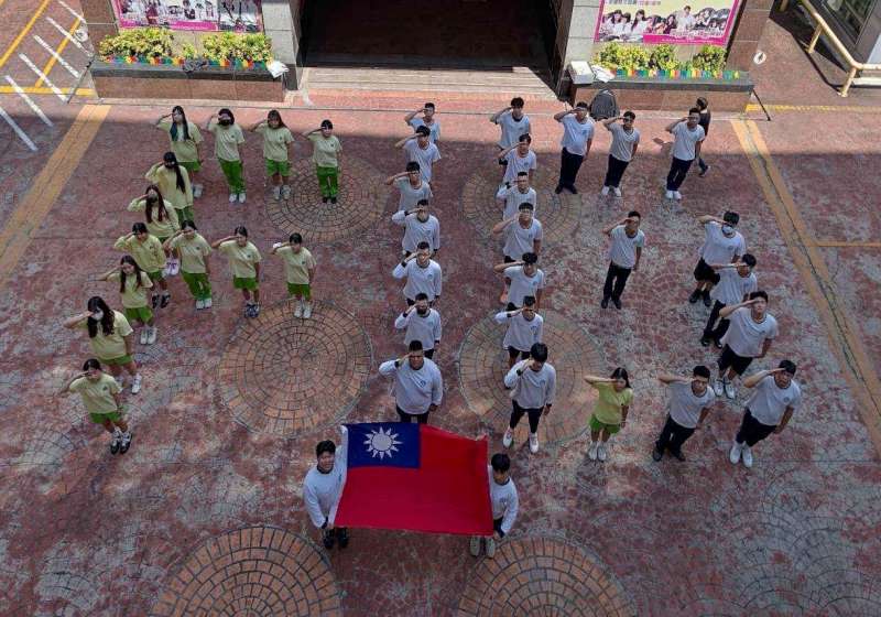 高市樹德家商發起向國旗致敬 教官領軍學生設計圖形手勢與國旗合影提前賀國慶