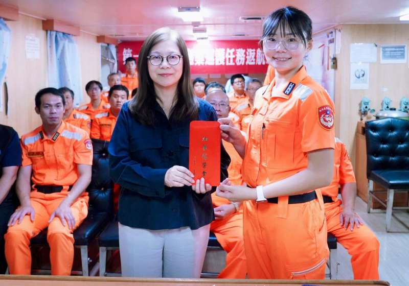 海巡署巡護七號115年首次巡護太平洋公海抵高港 海委會主委管碧玲接風慰勉辛勞