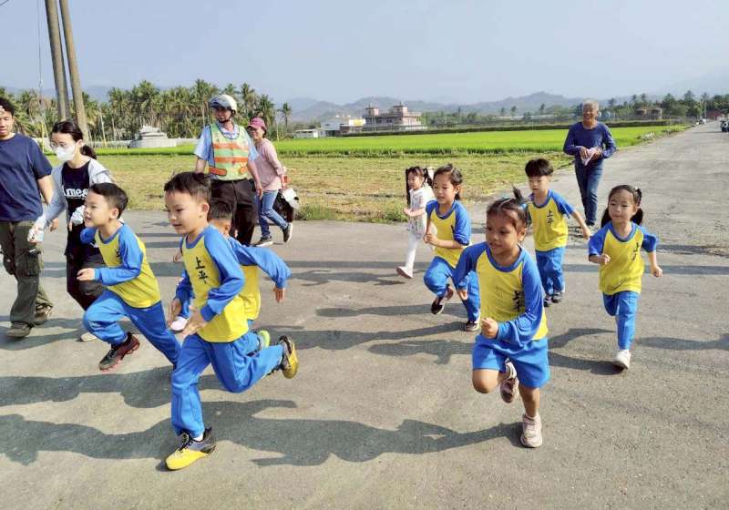 高市杉林區上平國小邀親師生社區長者健康路跑 分組挑戰趣味關卡贈兒童節驚喜包