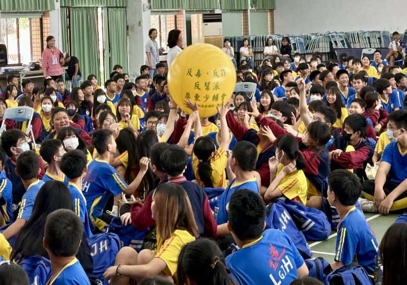 行政院南服中心等5單位前進屏縣里港鄉里港國中 千歲團演繹新劇宣導拒毒防詐反霸凌