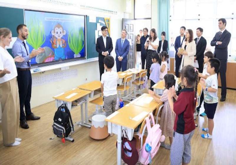 陳其邁訪高雄法國國際學校入班觀課 陪學生種植盆栽樹苗體驗法式教育精神