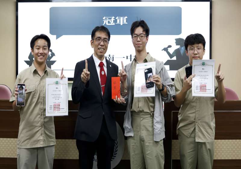 高大法學院攜手法服社、高市衛生局 第二屆高大法院盃高中職辯論賽南一中奪冠