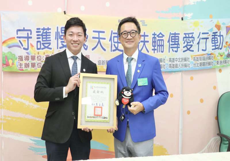 高市五福扶輪社捐資獎助12名低收腦麻生 教育局代表回贈感謝狀