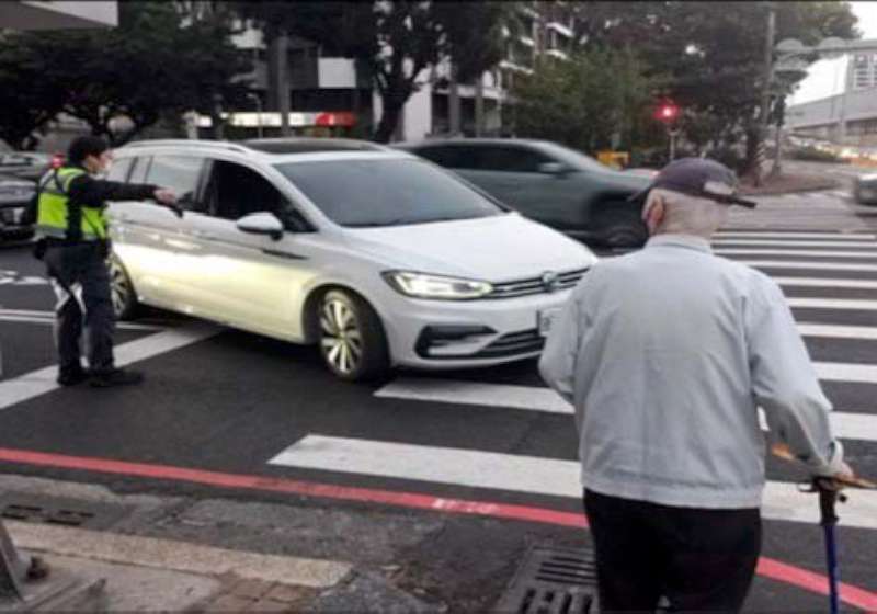 高市警局交大續推路口關懷機制 交管協助長者穿越馬路降安全風險