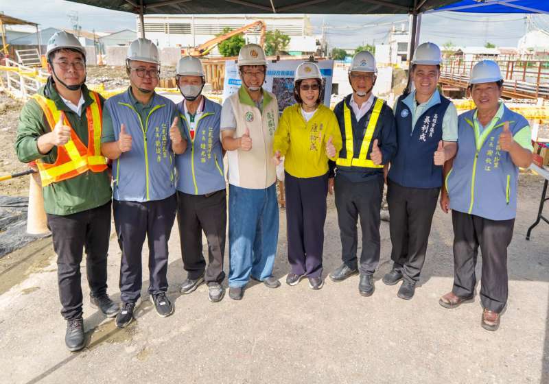 高市議會議長康裕成率隊會勘後勁溪八涳橋改建護岸拓寬 要求如期如質完成