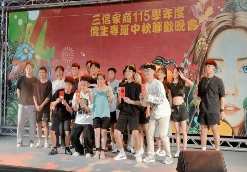高市三信家商邀僑生中秋烤肉聯歡 特色舞蹈表演歌唱競賽驚喜摸彩