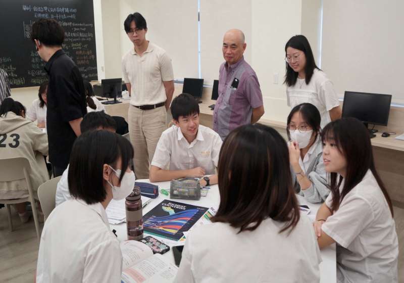 中山大學領軍日本京都、東京大學師生 訪高市左營區新莊高中觀摩公民課