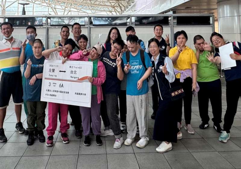 高鐵左營站贈票向陽啟能協會 助身障學員北上旅遊圓夢