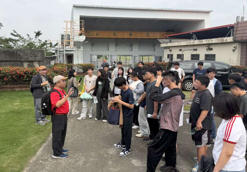 嘉南藥大環工系師生訪曹公圳舊圳頭及抽水站 農水署高管處輔導主任林天雄台語導覽