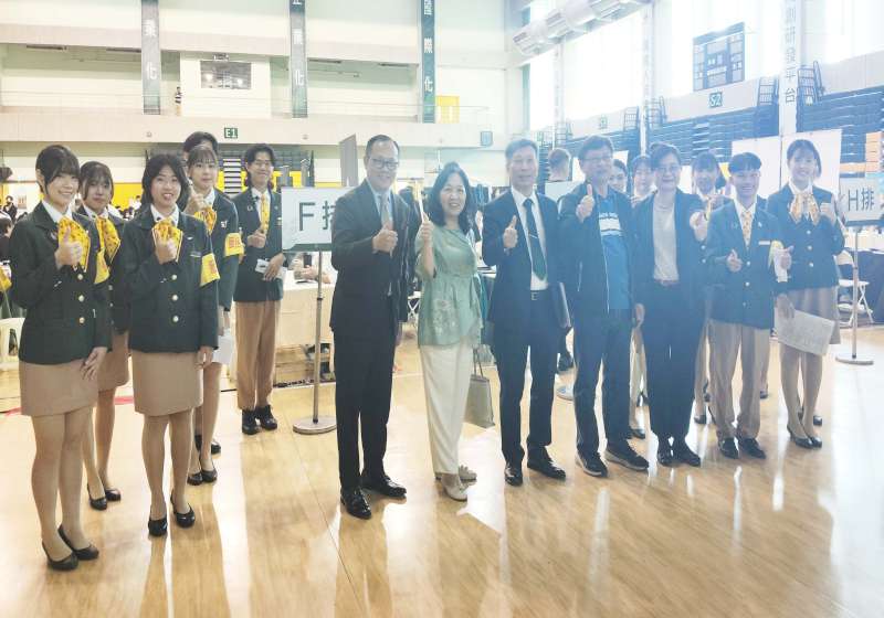 高餐大實習博覽會 逾500生爭3897個職缺業者祭好康搶人才