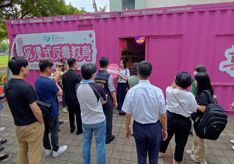 高市毒防局校園實境解謎巡迴8國高中 輔英科大改造40 呎貨櫃彩繪宣教反毒