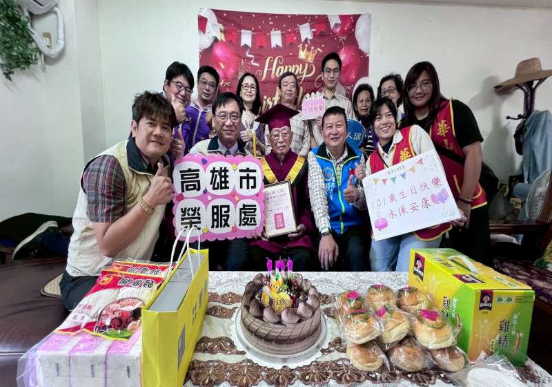 敬老傳愛　高雄市榮服處攜手航校校友會與華山基金會 為百歲榮民溫馨慶生