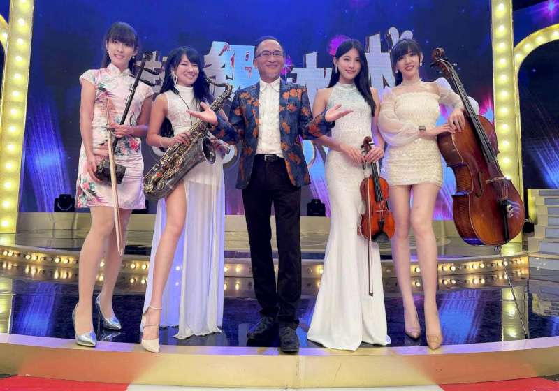 綜藝天王御用伴奏老師孔鏘訪高市旗山區麵店 盛讚招牌客家粄條湯頭濃郁料實在