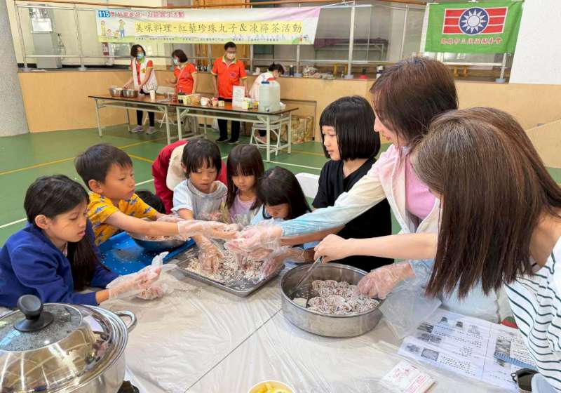 高市社教館親職教育活動前進三民區河堤國小 160名大小朋友手作紅藜珍珠丸凍檸茶