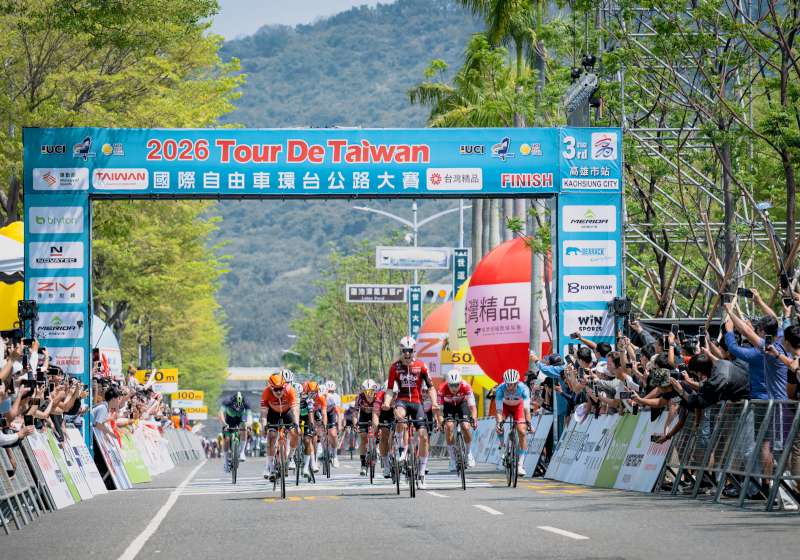 2026國際自由車環台公路賽第3站開抵高市 34國177名選手佛光山寺佛館啟程 