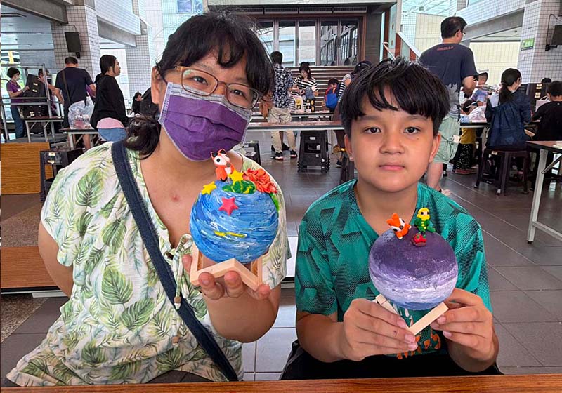 高市社教館邀李瓊雯指導130 名親子實作星球燈 結合故事導讀歡慶母親節