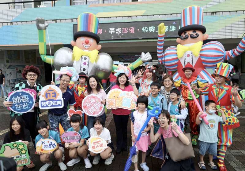 高市三民區正興國小開學變身歡樂島 小丑大偶造型氣球迎新小一生獲贈百寶箱