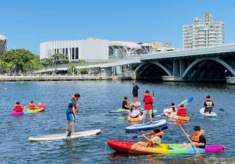 高市茂林國中師生前進愛河灣 海洋局邀教練指導體驗立式划槳學習自救