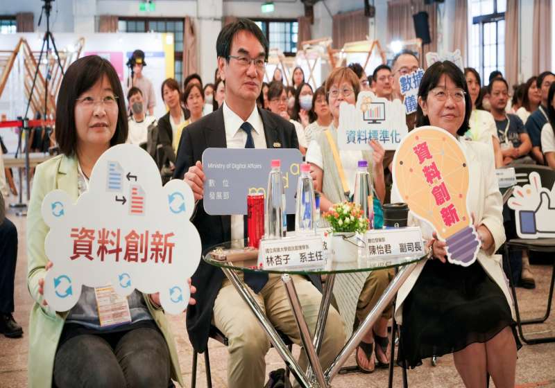 高大資管系師攜手校友 參與編製轉譯數發部《NGO與NPO數據轉型操作手冊》
