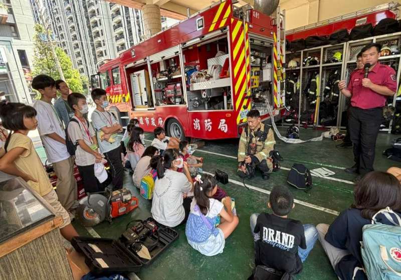 左營圖書館舉辦小記者夏令營 台語採訪體驗消防日常趣