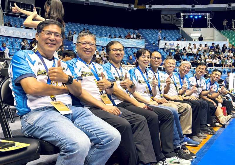 高醫受邀職排台鋼天鷹隊主場開球 運動傷害綠色通道助負傷球員手術復健