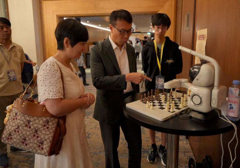 2026臺灣西洋棋國際公開賽睽違7年高市舉行 運發局長侯尊堯觀戰體驗人工智慧