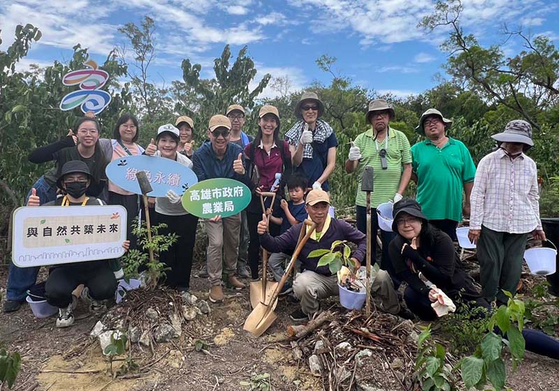 響應國際生物多樣性日 高市農業局等5單位前進半屏山種400株原生樹苗護在地
