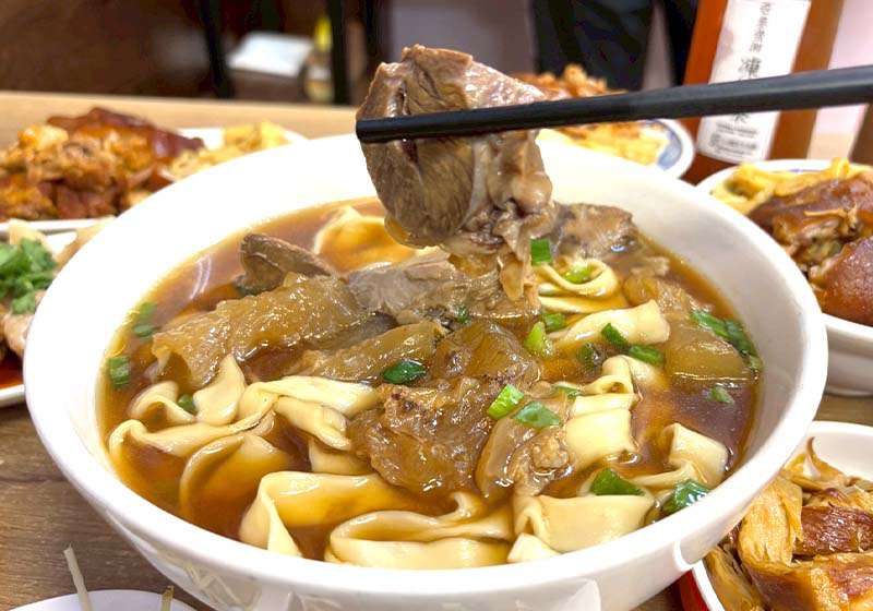 牛肉麵界的霸主！一碗從川藏318走來的靈魂牛肉麵 318霸王牛肉麵