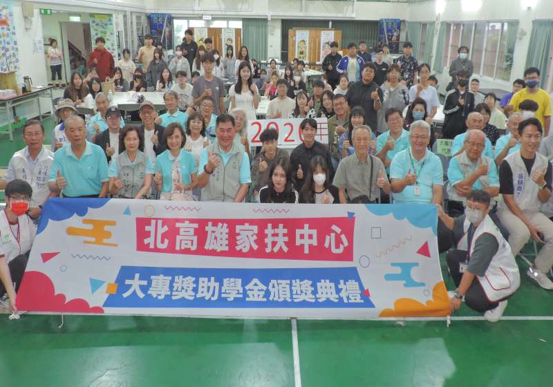 北家扶中心獎助71名大專院校青年 自立家庭親子教作原民吊飾阿奇師談廚師經營