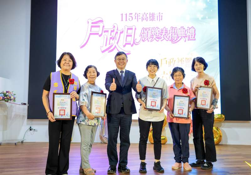 高市民政局表揚4績優機關、20戶政員、30志工 參訪岡山航教展示館