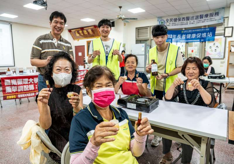 嘉藥藥學系奪「2026高中生最愛科系」全台冠軍 國考、競賽成績受青睞