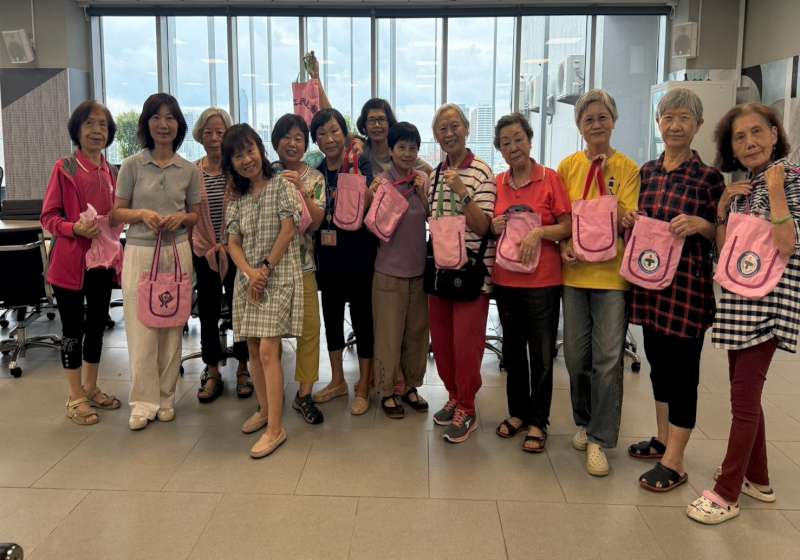 高市民生醫院邀現職離隊志工改造二手背心 變身布球、沙袋等應用長照服務據點