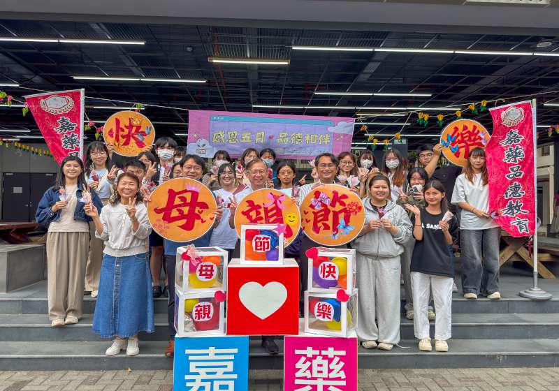 嘉藥「愛的傳遞站」溫馨登場　國際生手作花束獻母愛