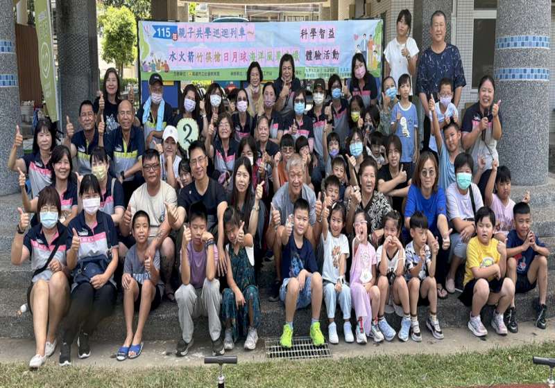 高市社教館親子共學巡迴列車開抵杉林區月美國小 蕭朱亮指導大小朋友實作玩科學